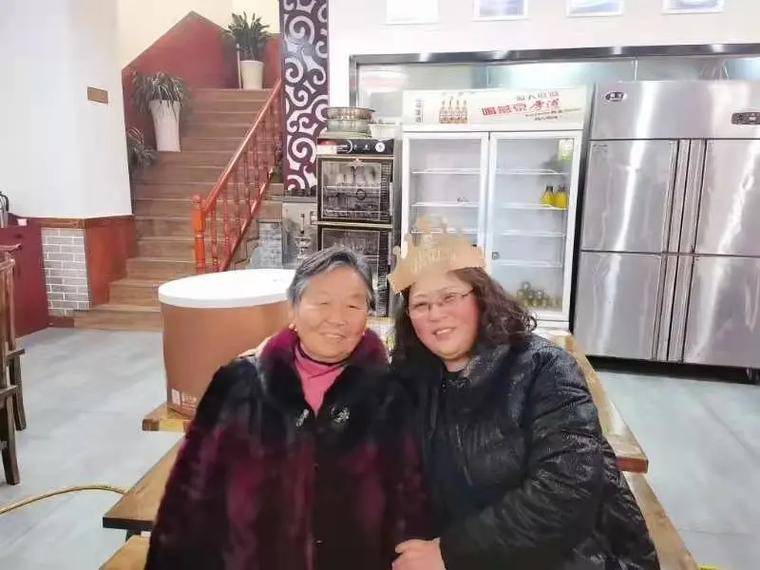 新澳2025今晚开奖结果和养3弟妹女生遭堵门与女孩不堪养活三弟妹压力轻生续