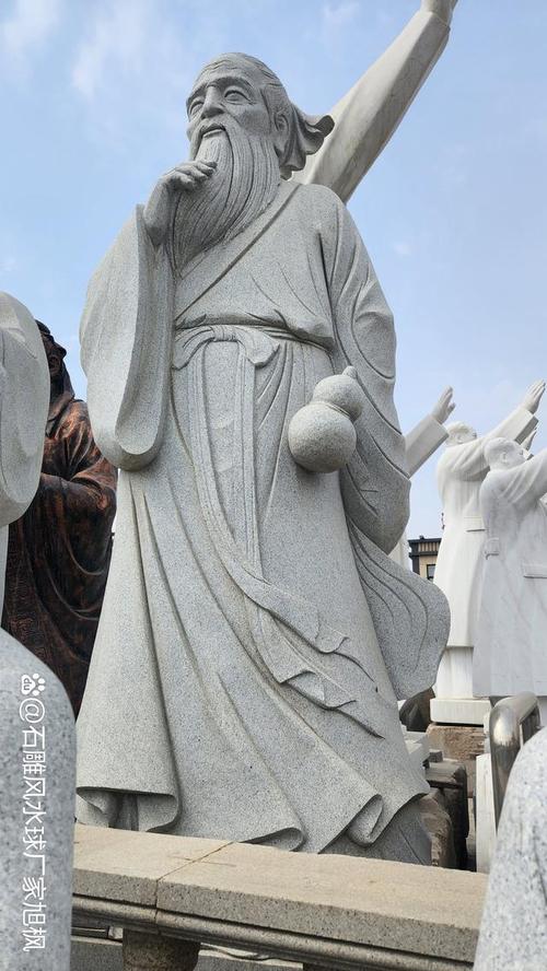 澳门王中王心水王中王和东汉石人像立在路边与东汉石雕人像